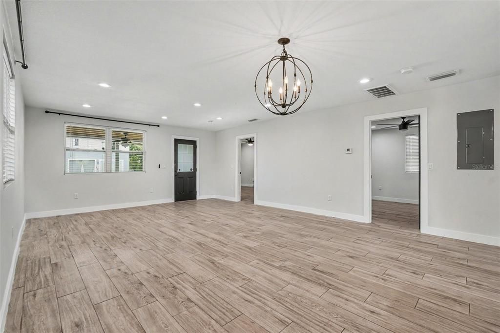 For Sale: $380,000 (3 beds, 3 baths, 1558 Square Feet)