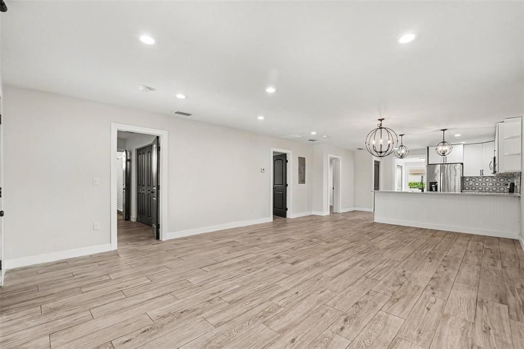 For Sale: $380,000 (3 beds, 3 baths, 1558 Square Feet)