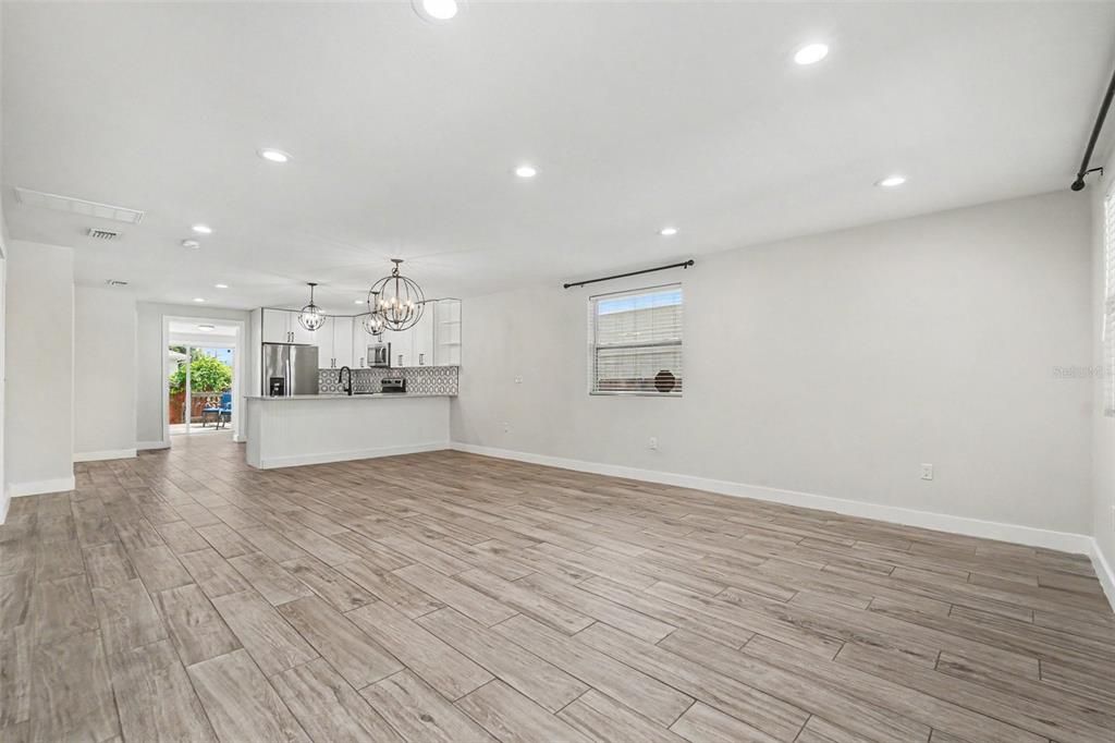 For Sale: $380,000 (3 beds, 3 baths, 1558 Square Feet)