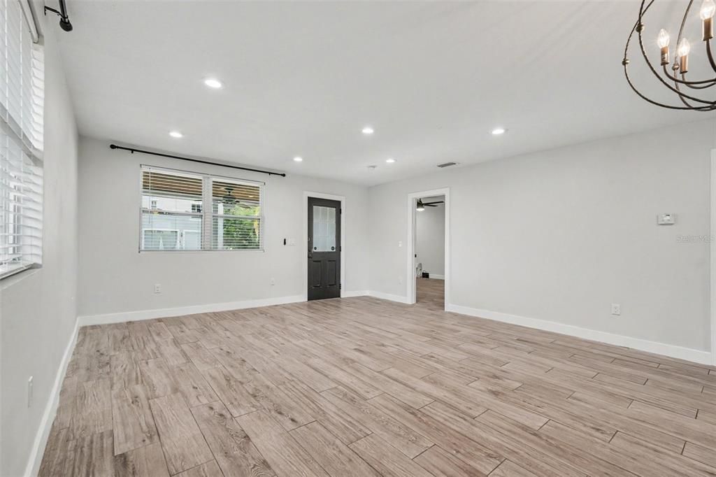 For Sale: $380,000 (3 beds, 3 baths, 1558 Square Feet)