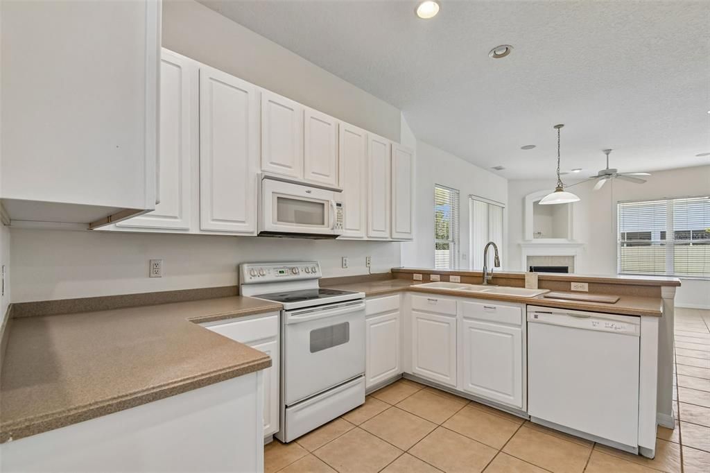 For Sale: $575,000 (4 beds, 3 baths, 2741 Square Feet)