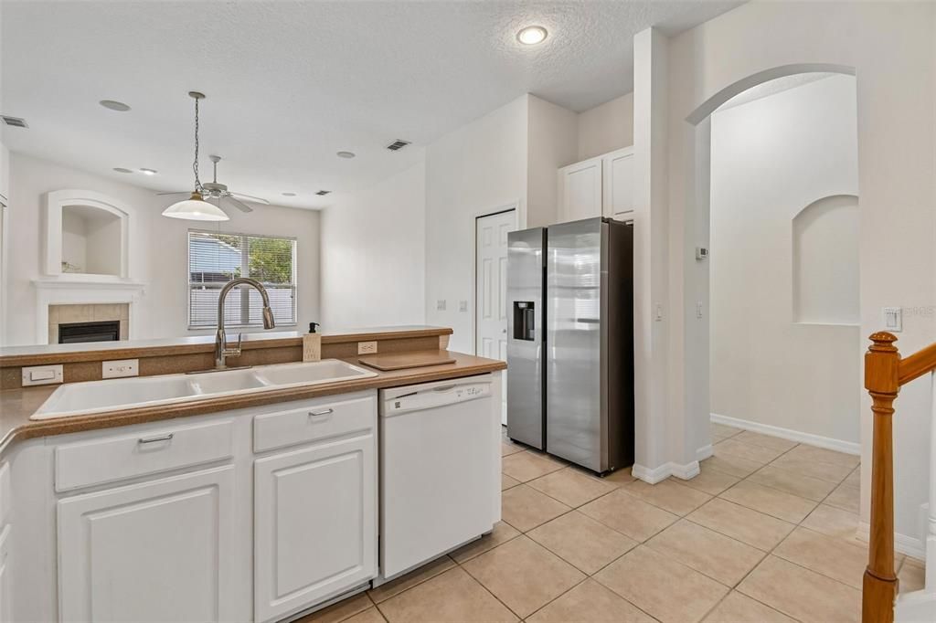 For Sale: $575,000 (4 beds, 3 baths, 2741 Square Feet)