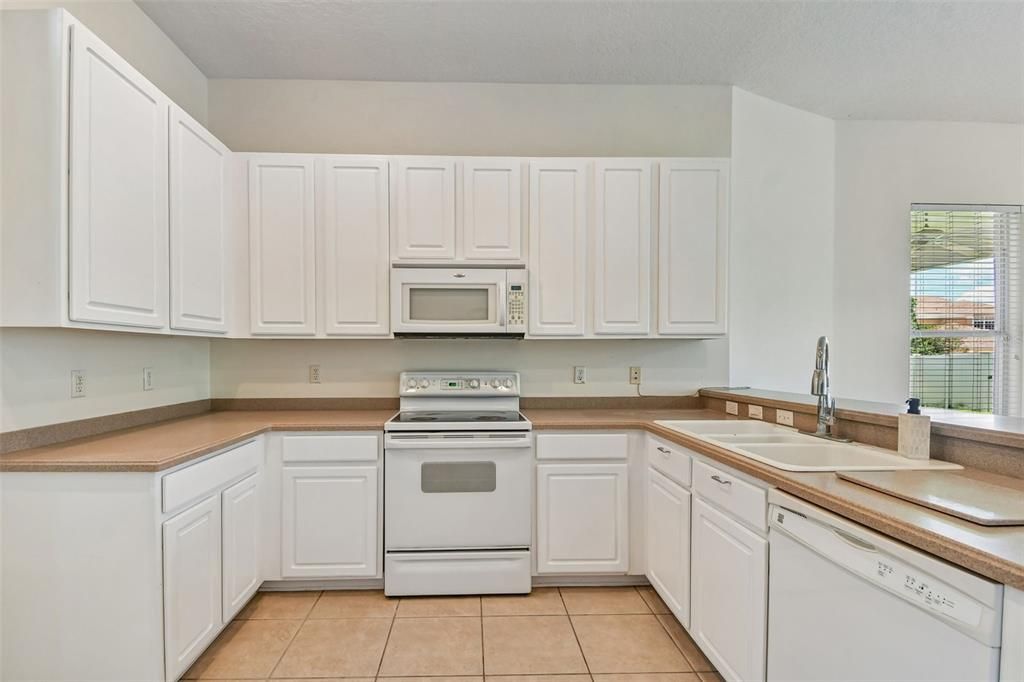For Sale: $575,000 (4 beds, 3 baths, 2741 Square Feet)