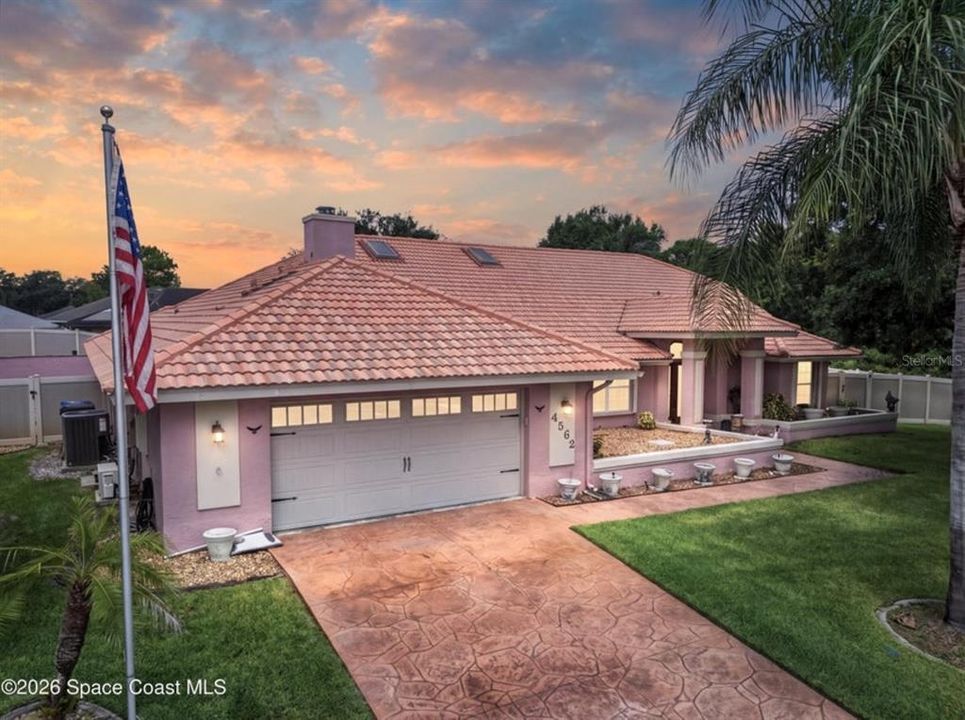 For Sale: $595,000 (3 beds, 3 baths, 2423 Square Feet)