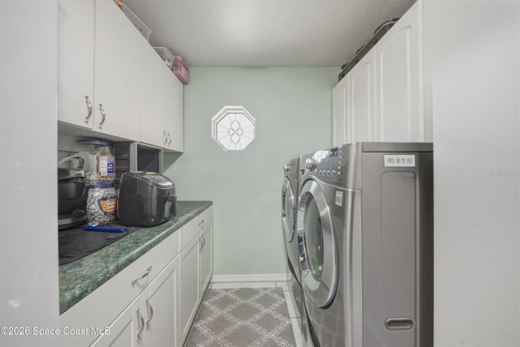 For Sale: $595,000 (3 beds, 3 baths, 2423 Square Feet)