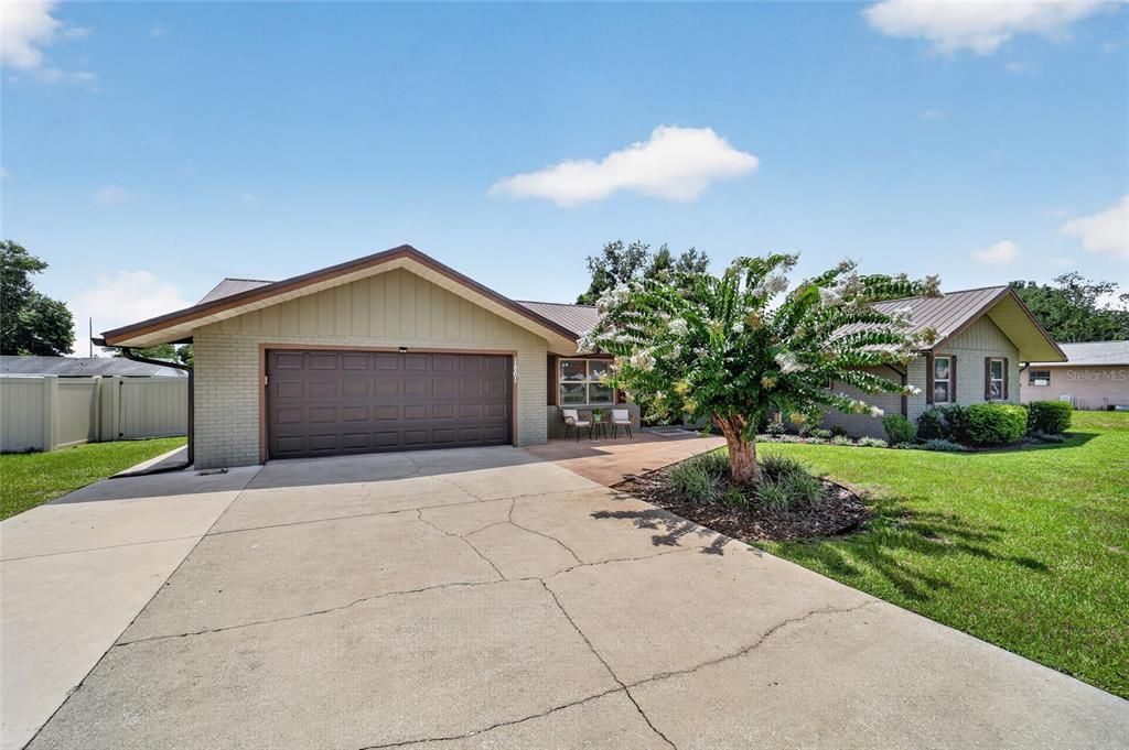 For Sale: $325,000 (3 beds, 2 baths, 2052 Square Feet)