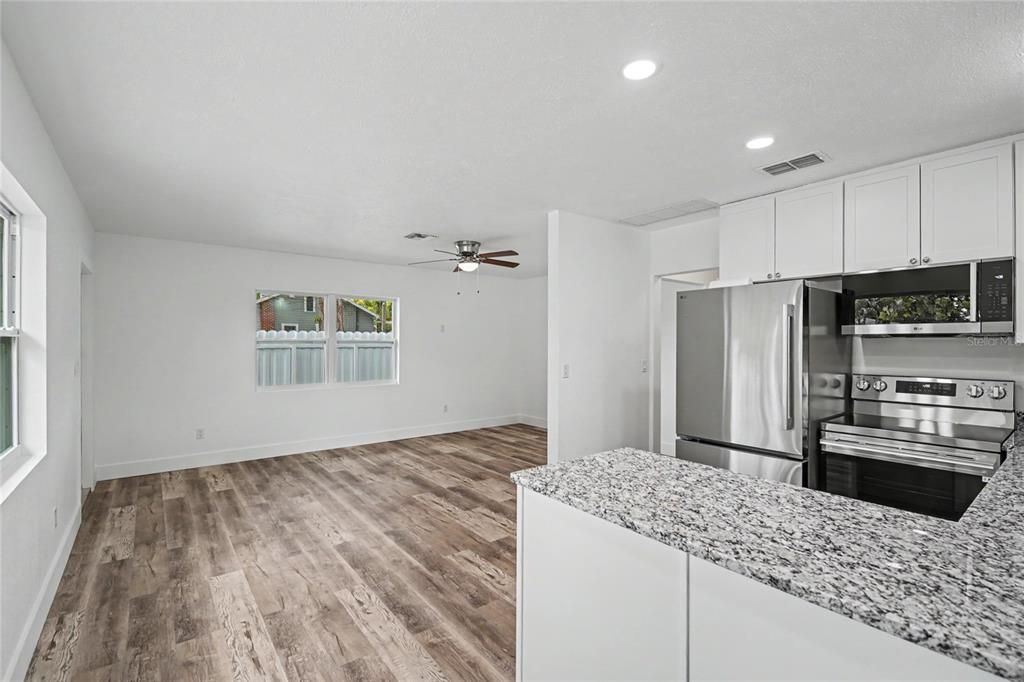 Activo con contrato: $299,900 (3 camas, 2 baños, 1158 Pies cuadrados)
