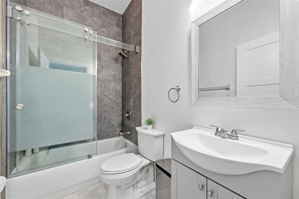 En Venta: $940,000 (4 camas, 3 baños, 2035 Pies cuadrados)