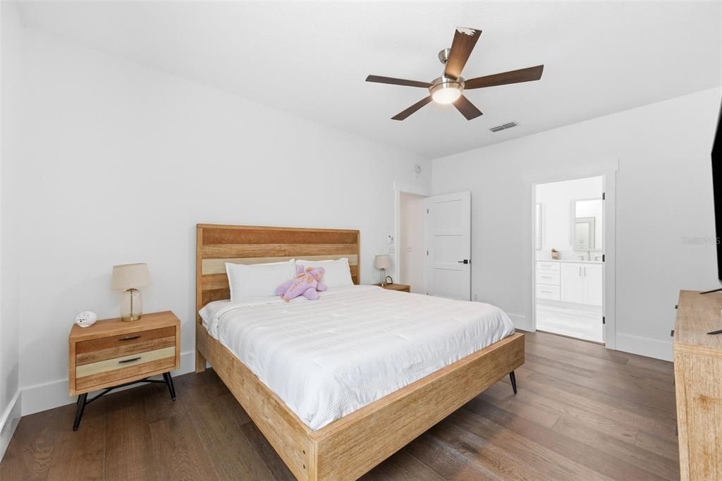 En Venta: $940,000 (4 camas, 3 baños, 2035 Pies cuadrados)