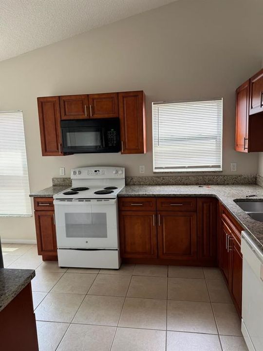 For Rent: $2,300 (3 beds, 2 baths, 1410 Square Feet)