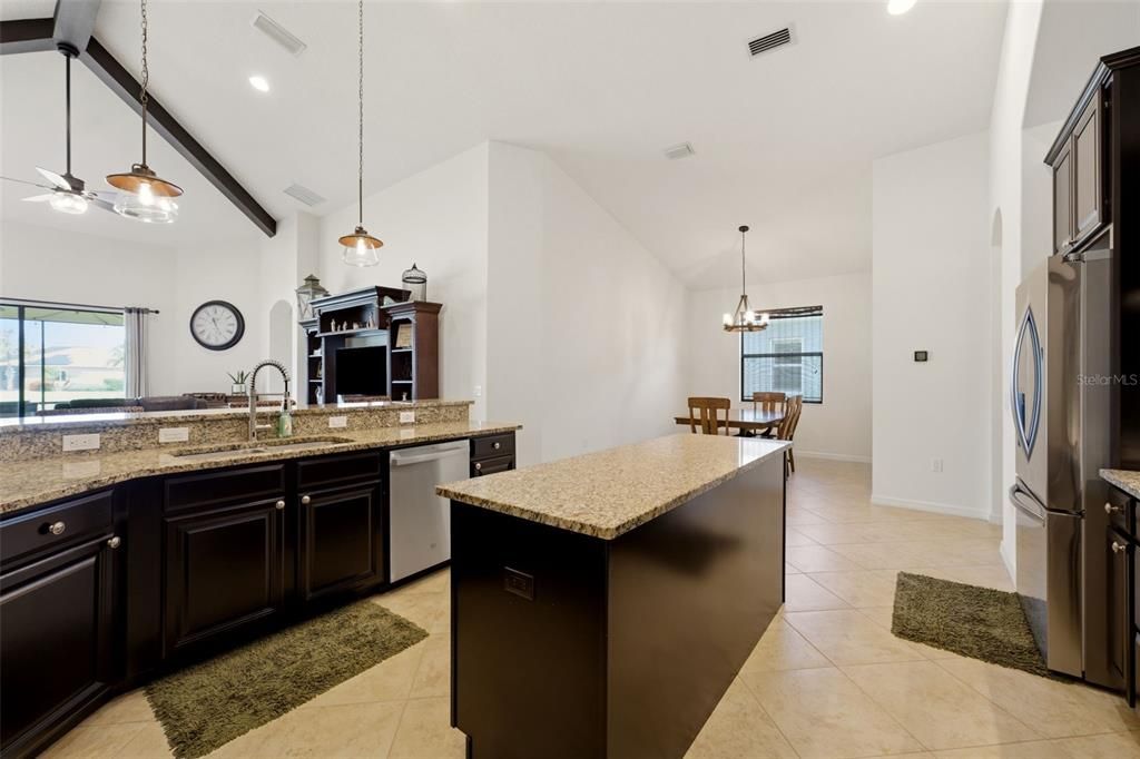 En Venta: $710,000 (4 camas, 3 baños, 2757 Pies cuadrados)