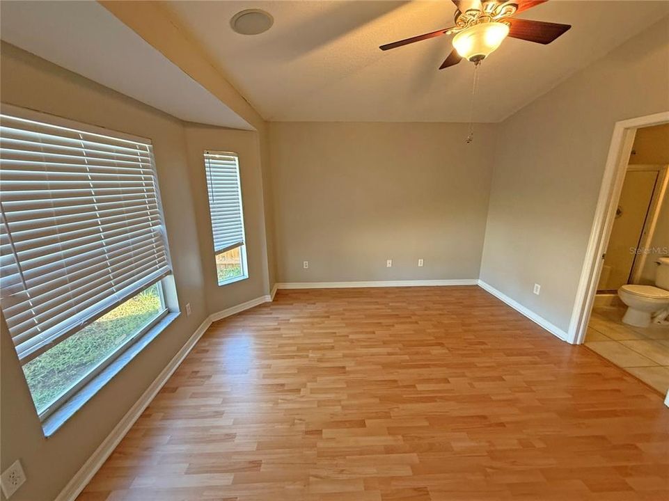 На продажу: $269,900 (3 спален, 2 ванн, 1296 Квадратных фут)