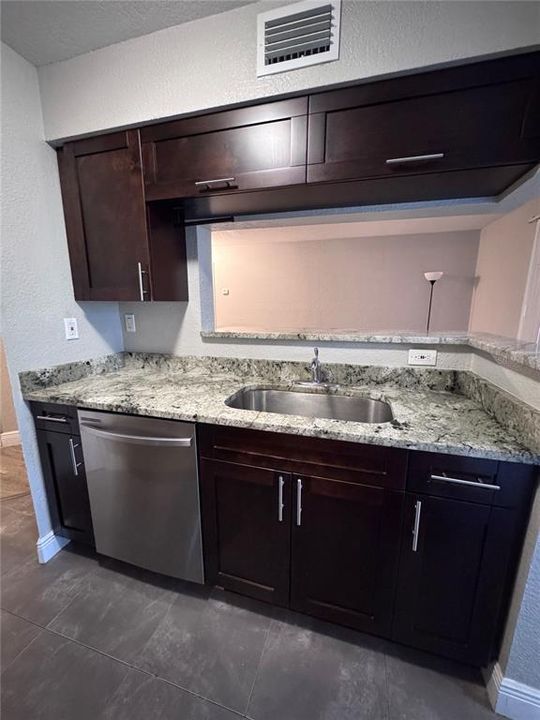 For Rent: $1,450 (1 beds, 1 baths, 684 Square Feet)