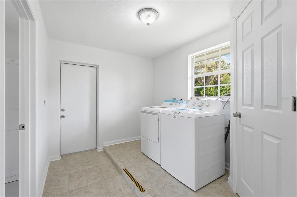 For Sale: $210,000 (3 beds, 2 baths, 1415 Square Feet)