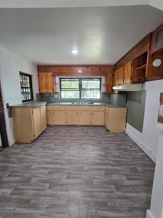 На продажу: $210,000 (3 спален, 1 ванн, 1208 Квадратных фут)