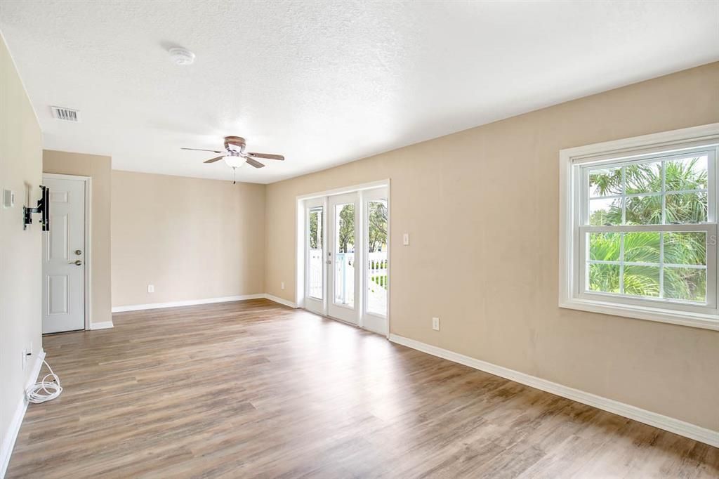 For Rent: $1,950 (1 beds, 1 baths, 668 Square Feet)