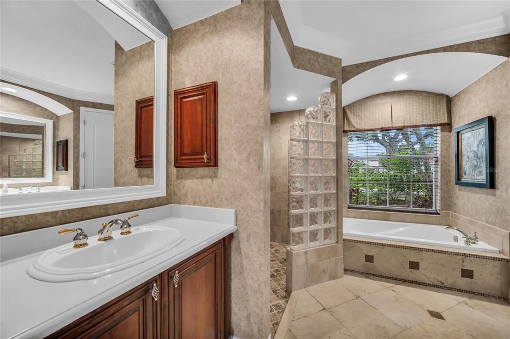 En Venta: $865,000 (4 camas, 3 baños, 3045 Pies cuadrados)