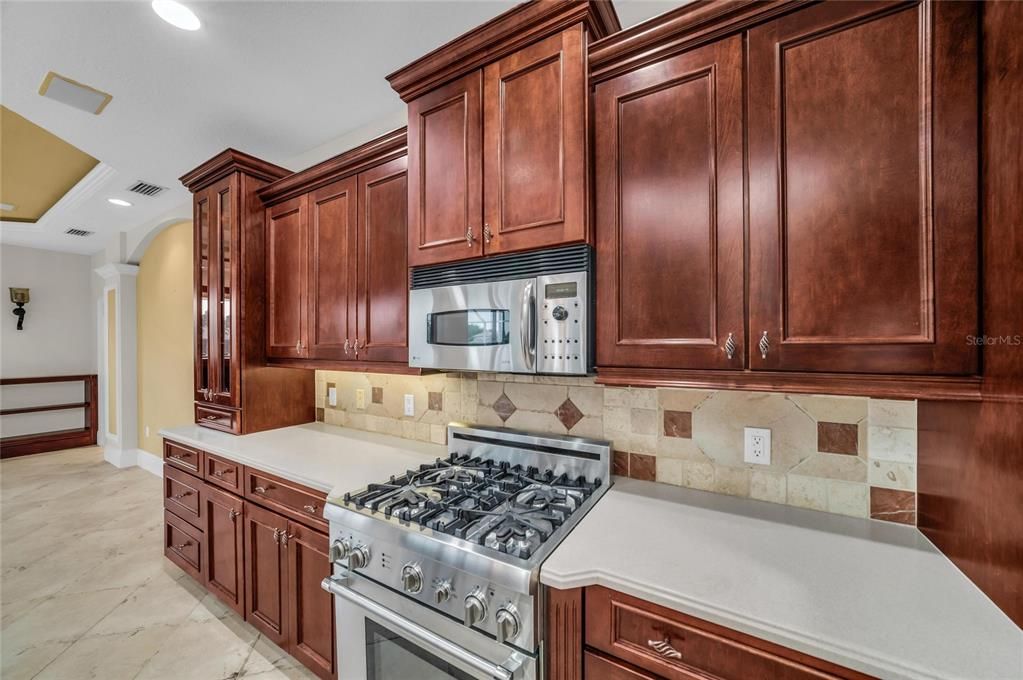 En Venta: $865,000 (4 camas, 3 baños, 3045 Pies cuadrados)