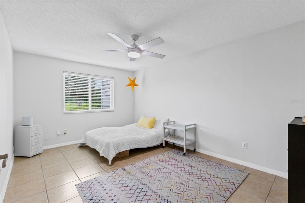 For Sale: $164,900 (1 beds, 1 baths, 732 Square Feet)