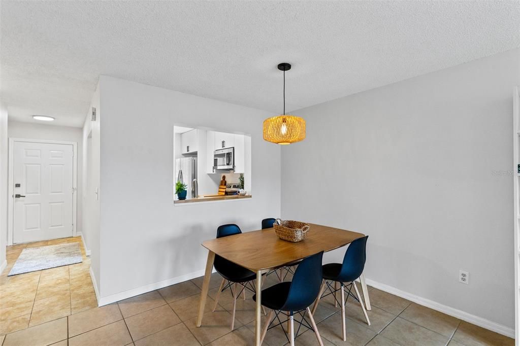 For Sale: $164,900 (1 beds, 1 baths, 732 Square Feet)