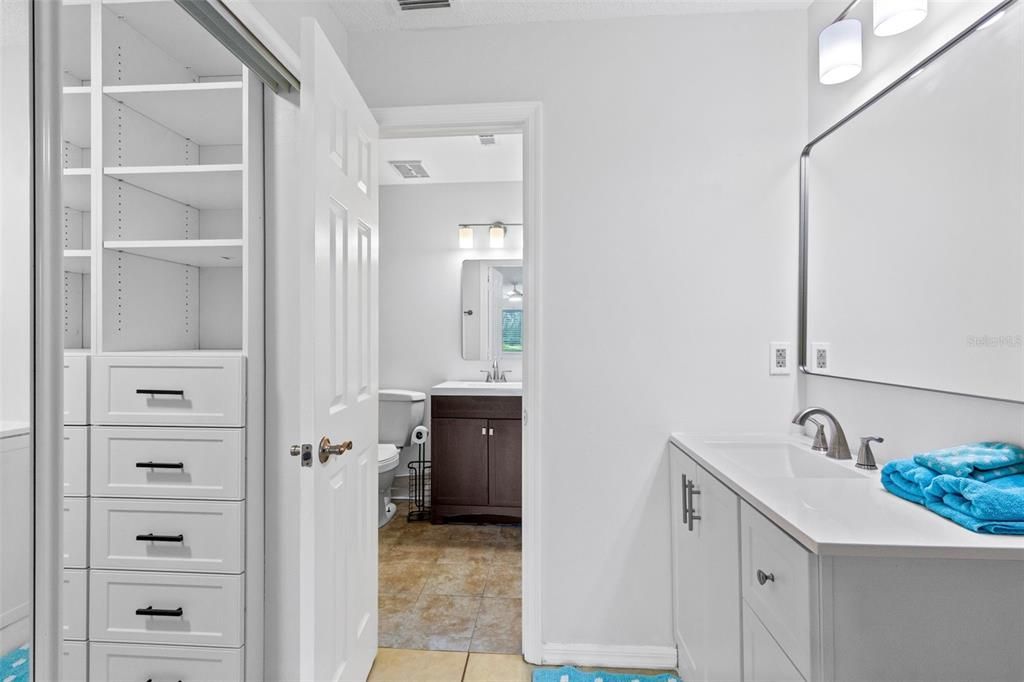 For Sale: $164,900 (1 beds, 1 baths, 732 Square Feet)