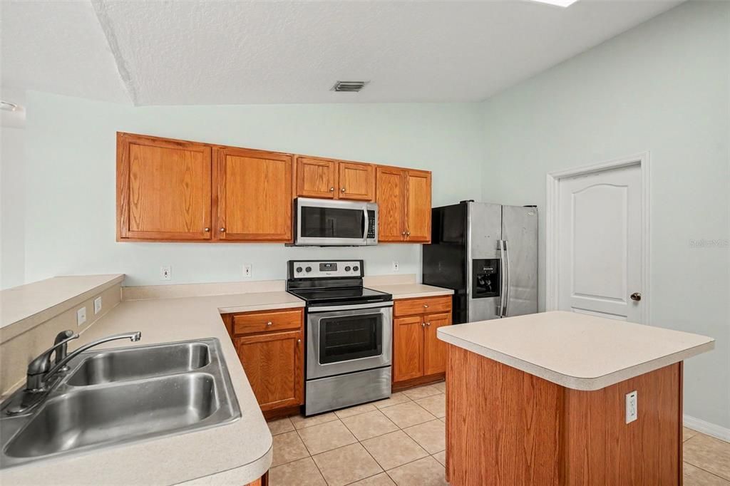 For Sale: $529,000 (3 beds, 2 baths, 1692 Square Feet)