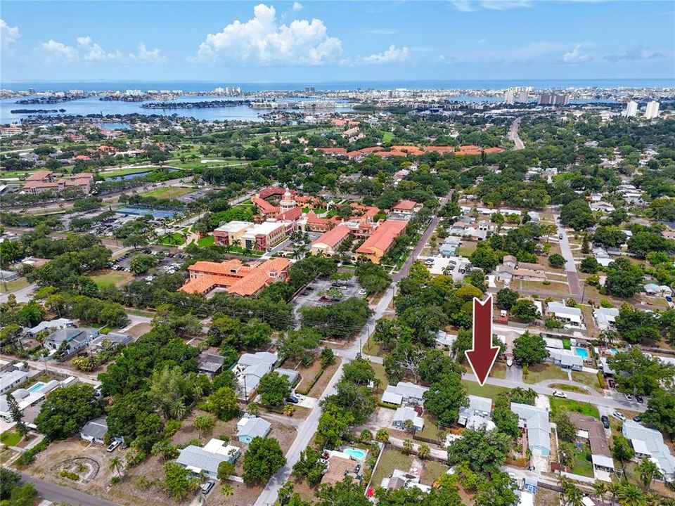 Active With Contract: $365,000 (2 beds, 2 baths, 944 Square Feet)