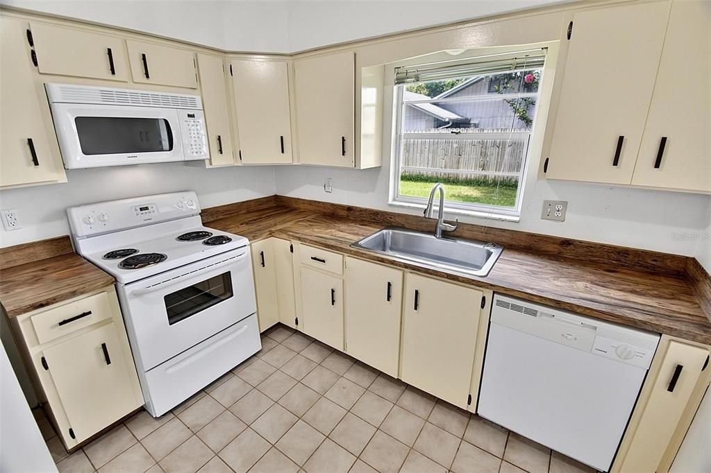 Active With Contract: $210,000 (3 beds, 2 baths, 1263 Square Feet)