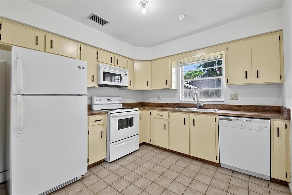 Active With Contract: $210,000 (3 beds, 2 baths, 1263 Square Feet)