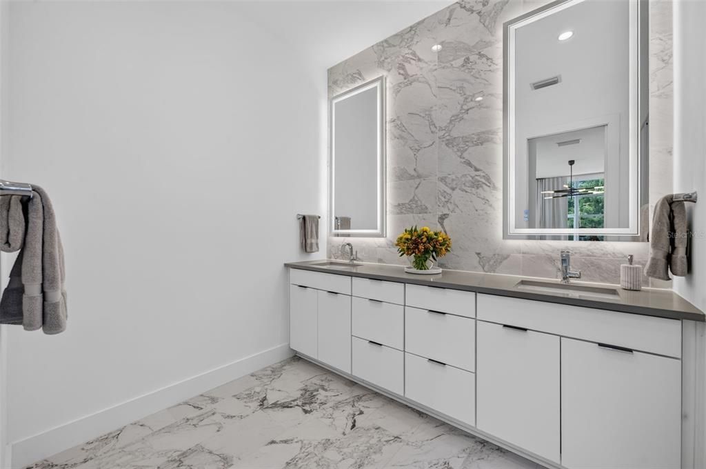 En Venta: $1,339,000 (3 camas, 3 baños, 2377 Pies cuadrados)