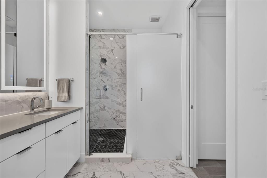 En Venta: $1,339,000 (3 camas, 3 baños, 2377 Pies cuadrados)