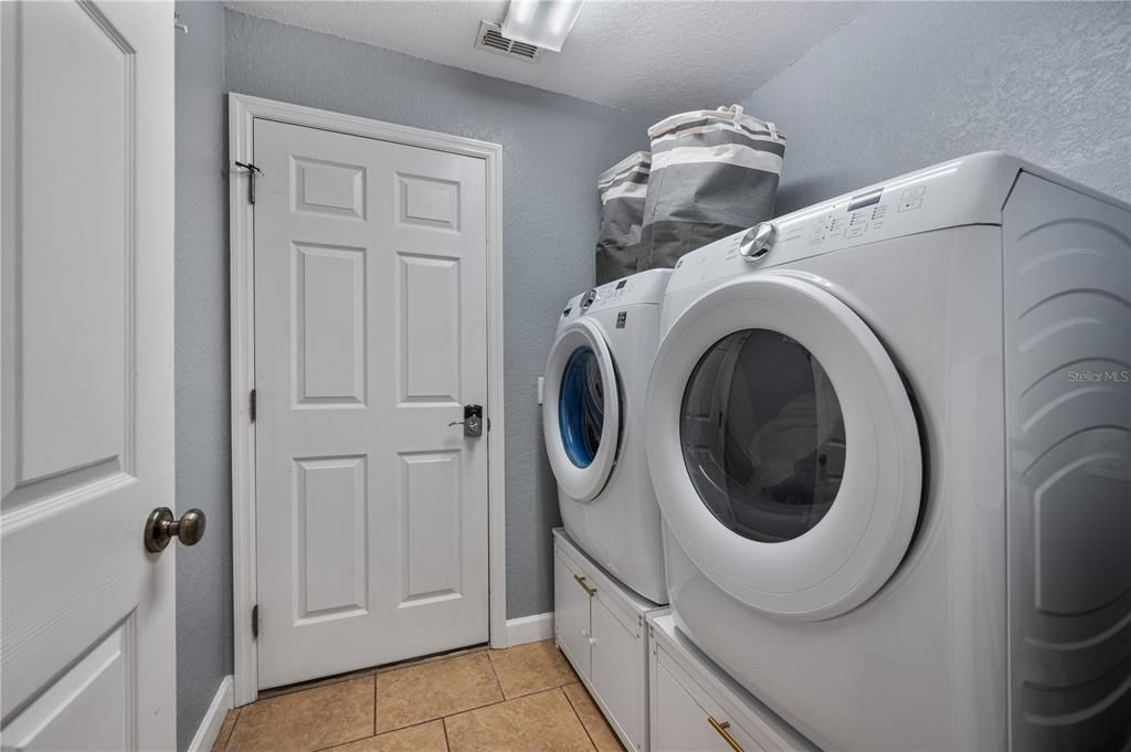 For Sale: $329,900 (4 beds, 2 baths, 1917 Square Feet)