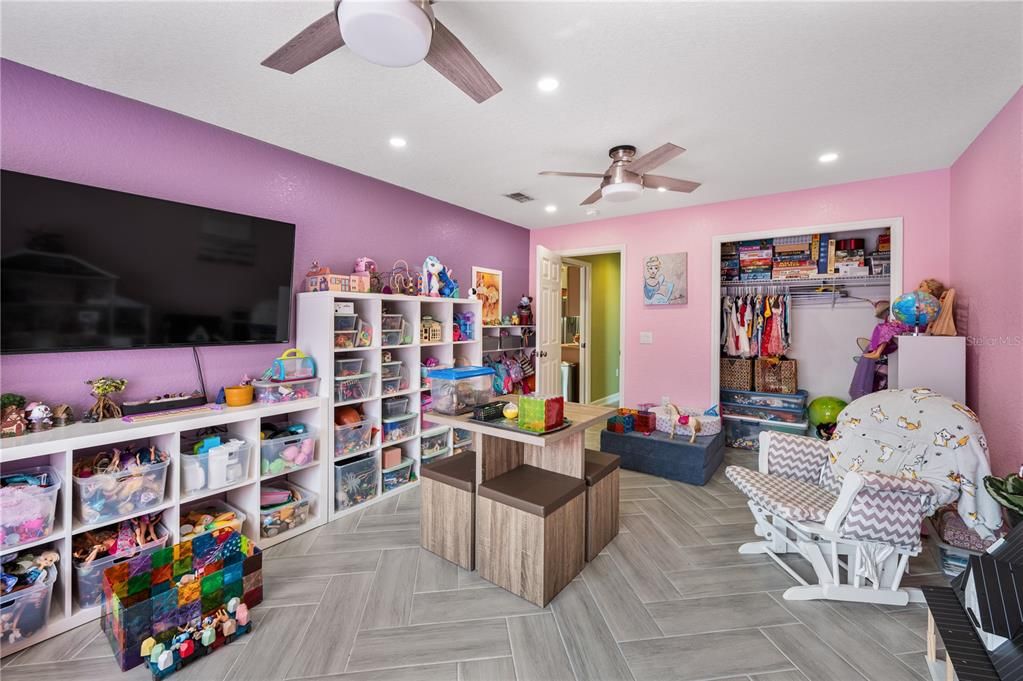 For Sale: $329,900 (4 beds, 2 baths, 1917 Square Feet)