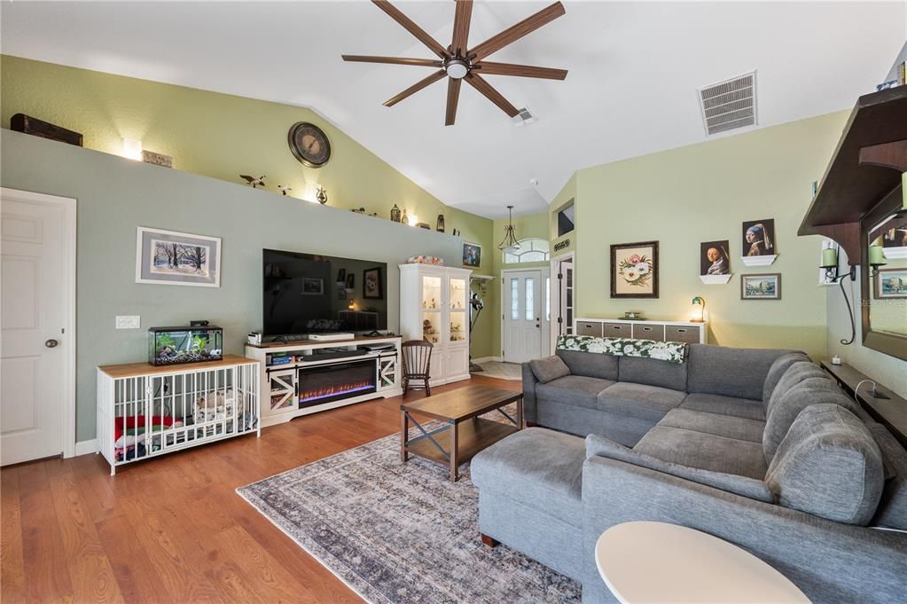 For Sale: $329,900 (4 beds, 2 baths, 1917 Square Feet)