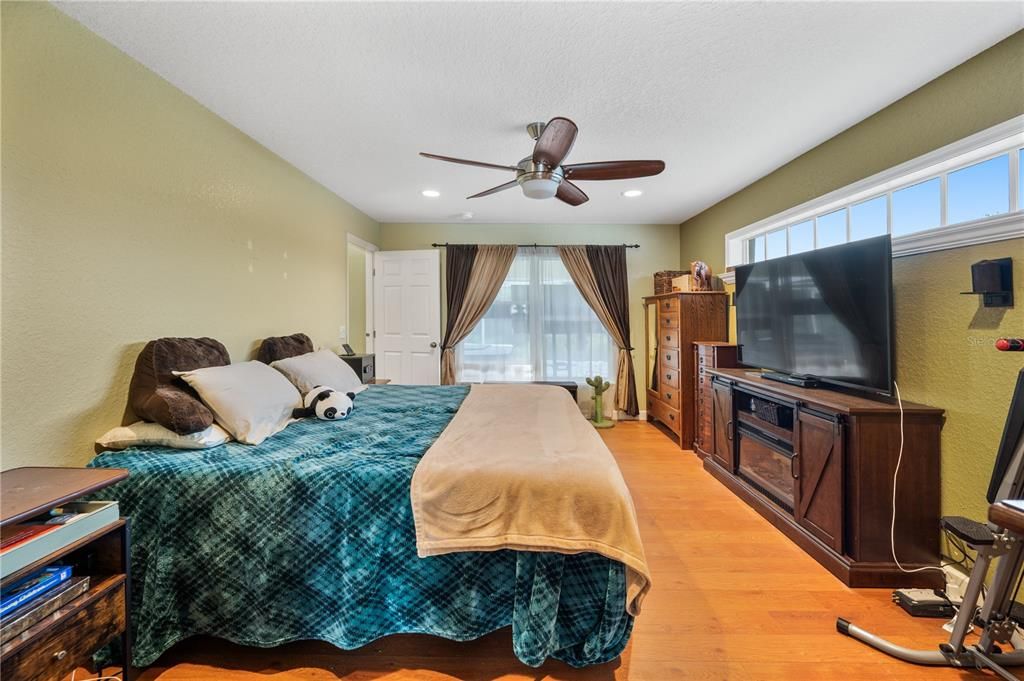 For Sale: $329,900 (4 beds, 2 baths, 1917 Square Feet)