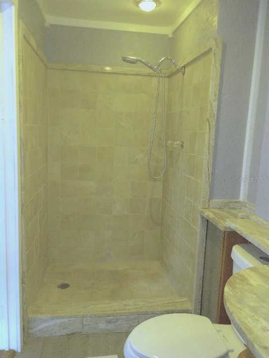На продажу: $299,999 (2 спален, 2 ванн, 1212 Квадратных фут)