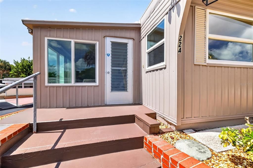 For Sale: $119,000 (2 beds, 1 baths, 999 Square Feet)