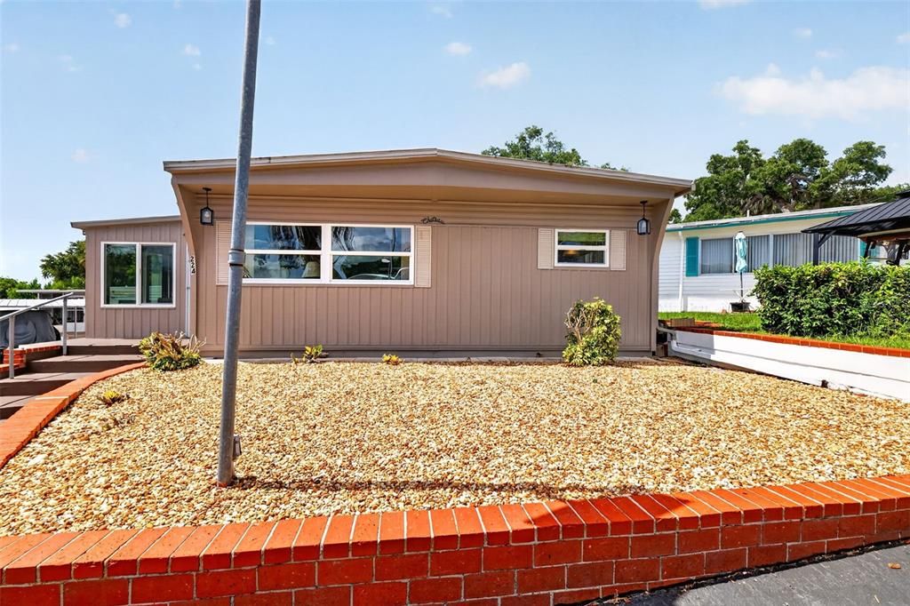 For Sale: $119,000 (2 beds, 1 baths, 999 Square Feet)