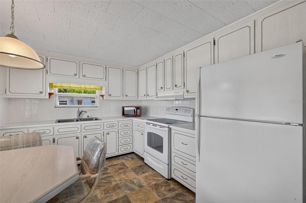 For Sale: $119,000 (2 beds, 1 baths, 999 Square Feet)