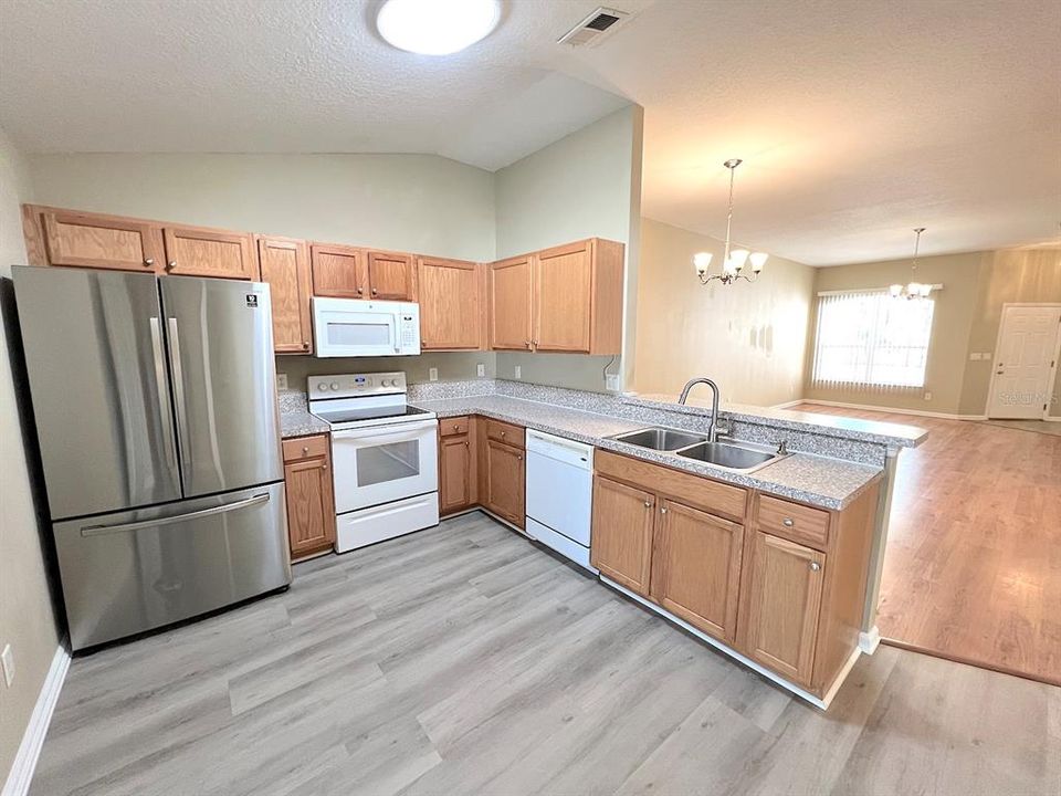 For Rent: $1,900 (4 beds, 3 baths, 1927 Square Feet)