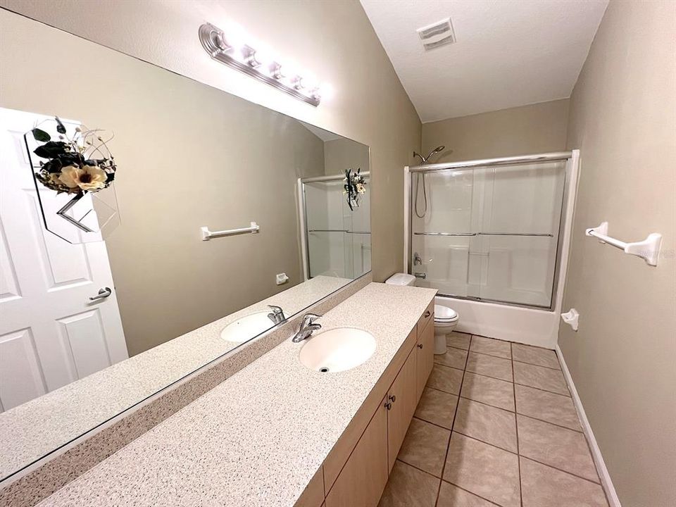 For Rent: $1,900 (4 beds, 3 baths, 1927 Square Feet)