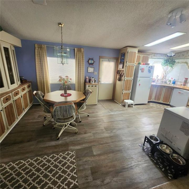 合同活跃: $125,000 (2 贝兹, 2 浴室, 1312 平方英尺)