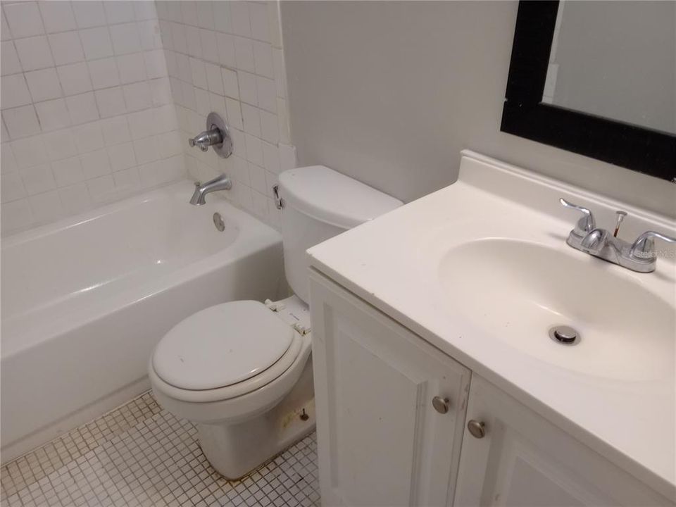 For Rent: $950 (2 beds, 1 baths, 800 Square Feet)