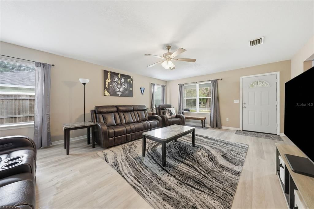 For Sale: $214,900 (3 beds, 2 baths, 1343 Square Feet)