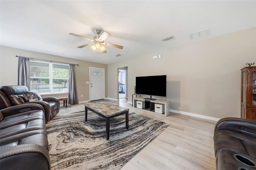 For Sale: $214,900 (3 beds, 2 baths, 1343 Square Feet)