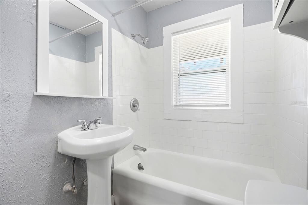 For Rent: $1,200 (0 beds, 1 baths, 250 Square Feet)