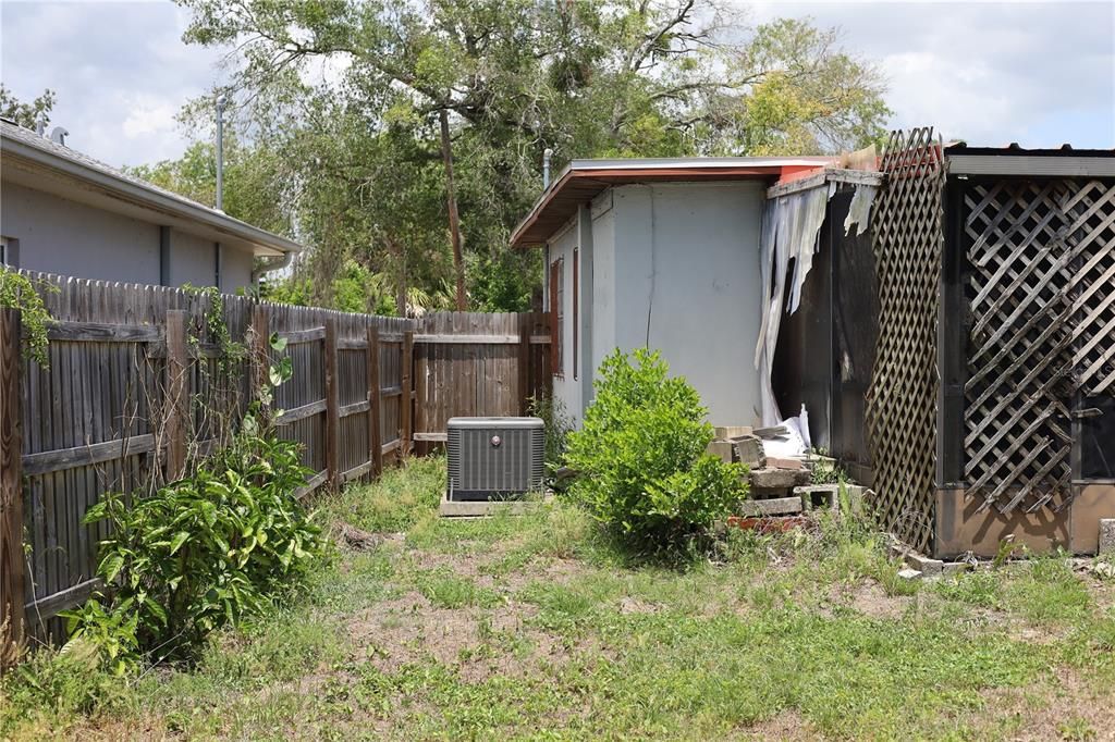 For Sale: $299,900 (2 beds, 1 baths, 1083 Square Feet)