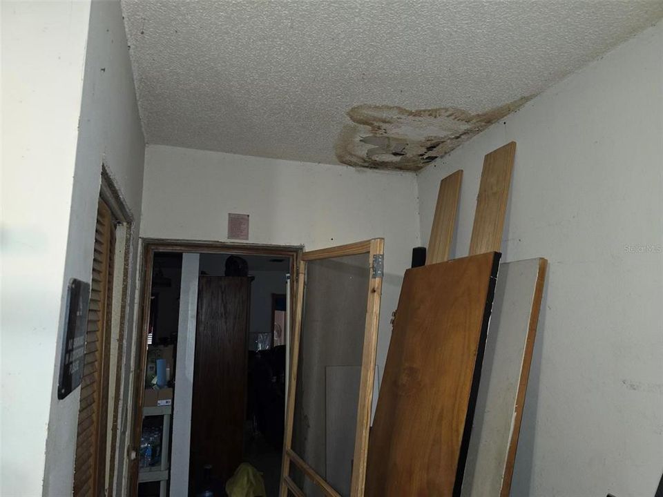 For Sale: $299,900 (2 beds, 1 baths, 1083 Square Feet)