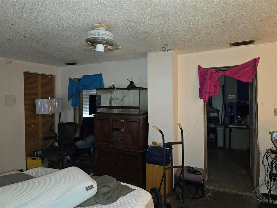 For Sale: $299,900 (2 beds, 1 baths, 1083 Square Feet)