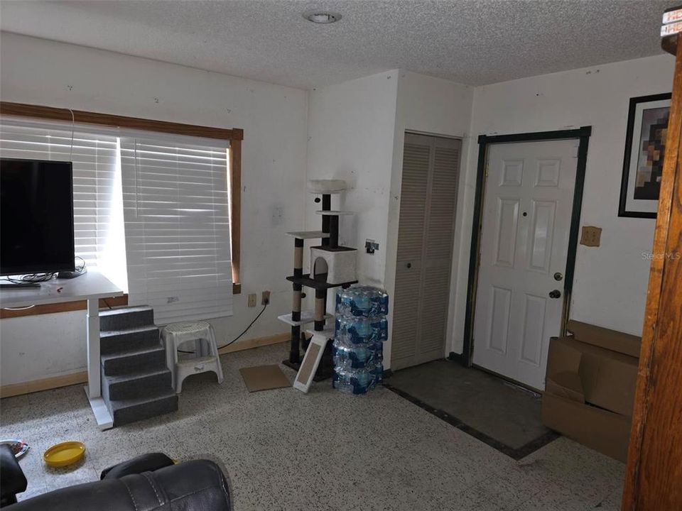 For Sale: $299,900 (2 beds, 1 baths, 1083 Square Feet)